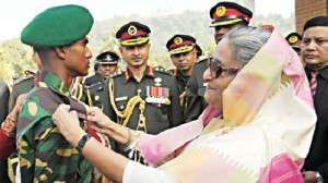 Sheikh Hasina décorant un cadet.