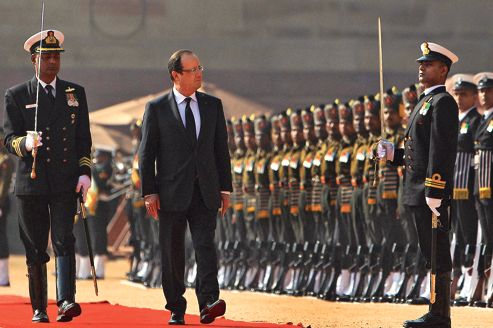 Hollande passe devant la garde-présidentielle indienne sur la route qui le mène de Gandhi à la vente d'arme.