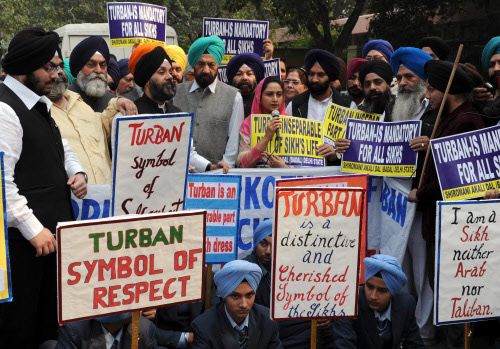 Manifestations envers la politique française sur le turban Sikh.