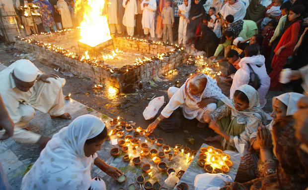 Au sanctuaire où des femmes allument des bougies pour recevoir la bénédicition de Dieu.