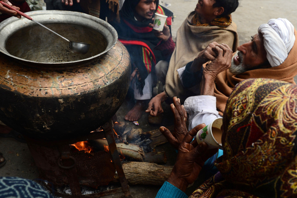 C'est l'heure du thé dans une petite échoppe des rues de Karachi.