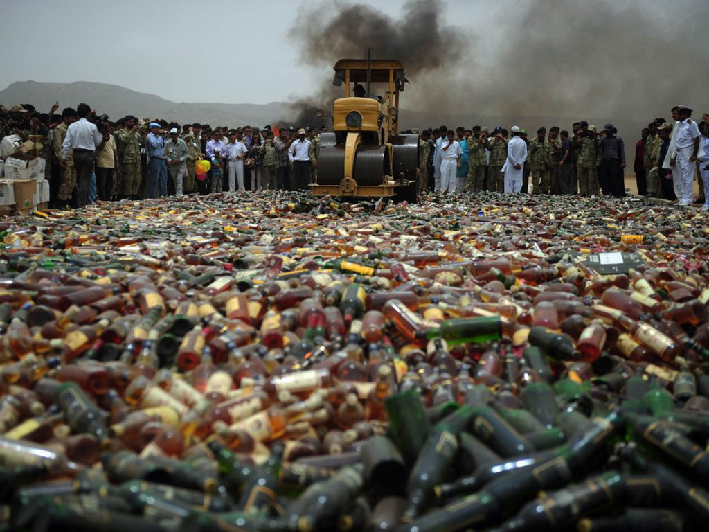 Destruction de Phensedyl au Pakistan où 2 millions de bouteilles ont été saisies l'an dernier.