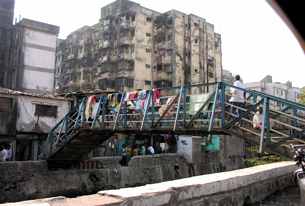 Entrée du bidonville de Dharavi à Bombay