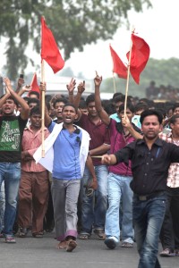 Drapeaux rouges en tête, les ouvriers du textiles réclament justice.