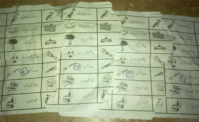 Cette image de bulletins de vote pour le parti PTI jetés dans les rues de Karachi à fait le tour de la terre via Twitter.