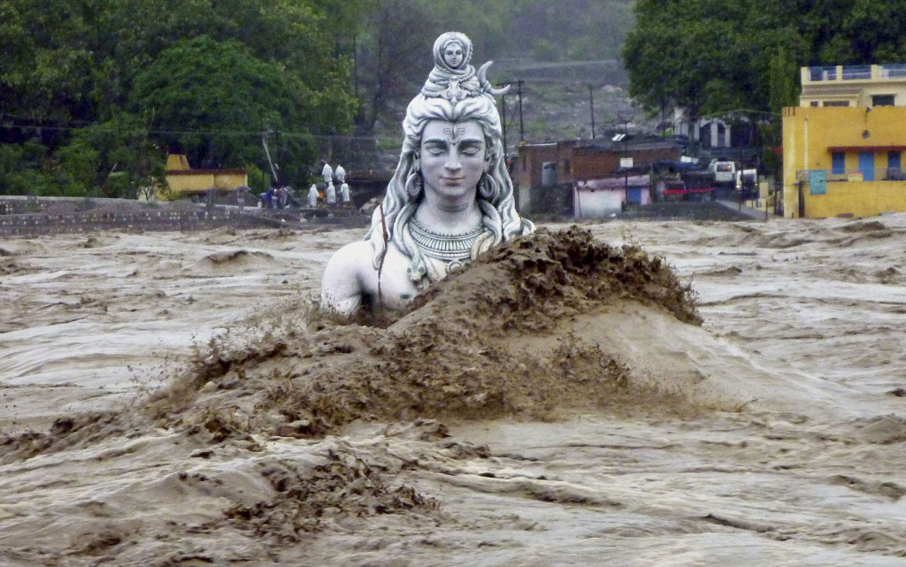 Une statue de Shiva submergée par les eaux en Uttarkhand.
