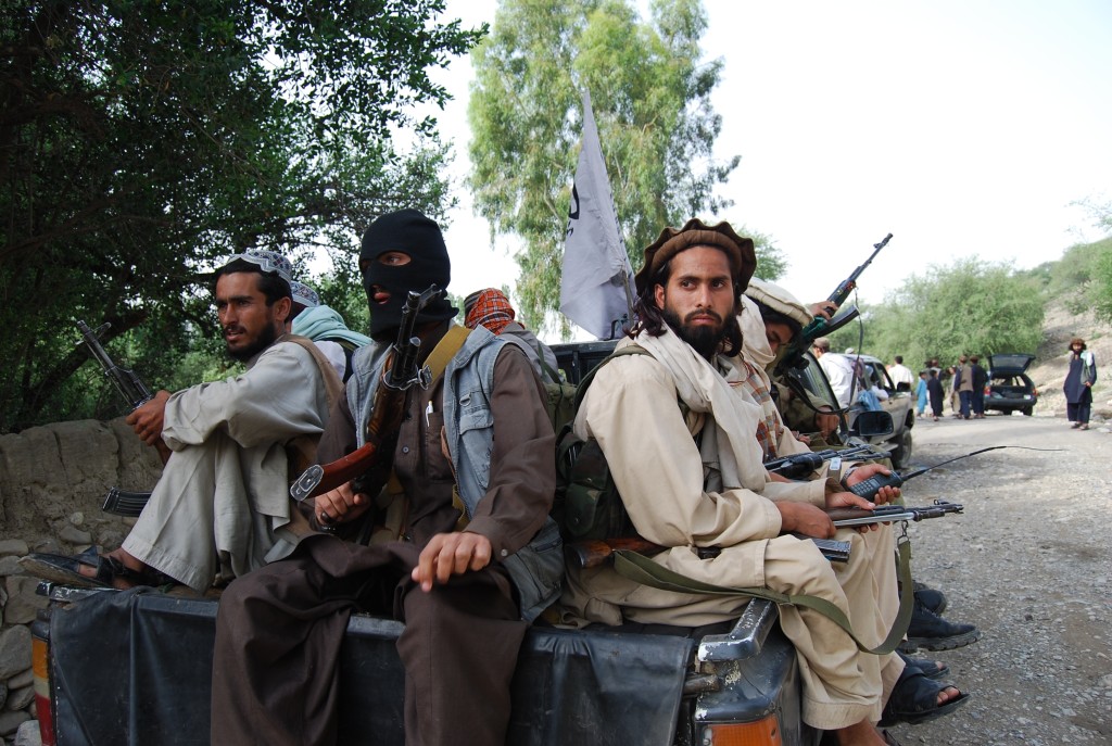 Militants du TTP patrouillant dans le Waziristan à la frontière avec l'Afghanistan.