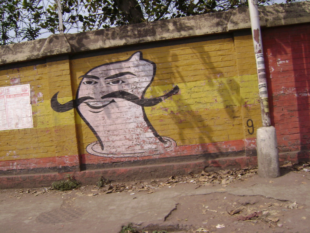 Un peu plus d'humour dans la périphérie de Calcutta en Inde où le préservatif se pare d'attributs moustachus pour inviter à son utilisation.