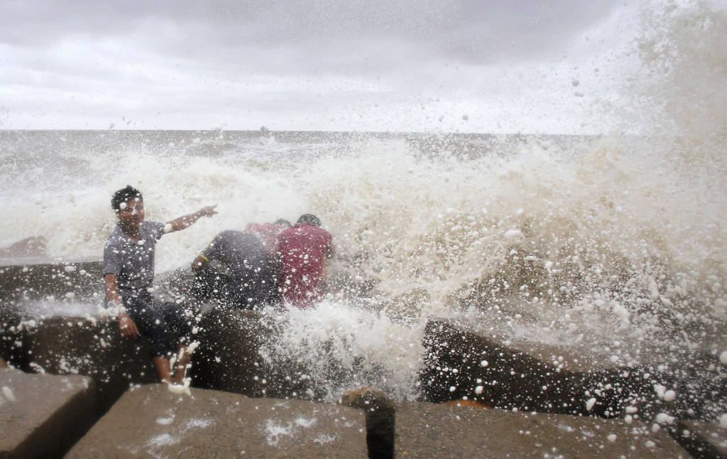Les vagues de la Baie frappent les populations avant l'arrivée d'un cyclone.